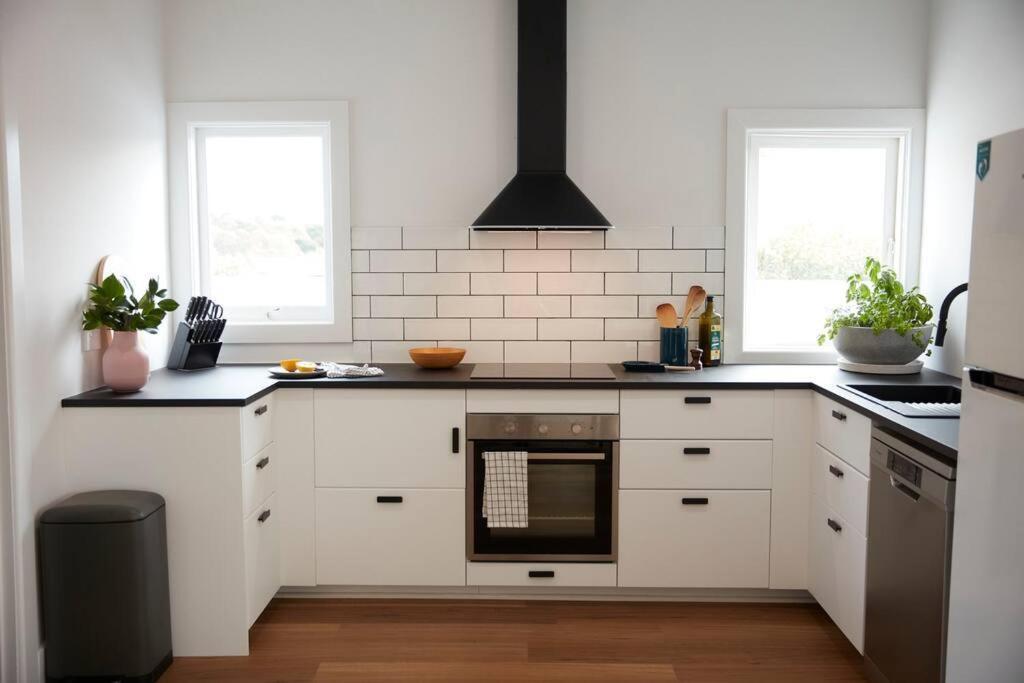 Enjoy A Renovated Retreat With Outdoor Bath Creswick