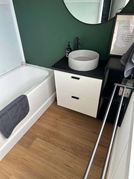 Enjoy A Renovated Retreat With Outdoor Bath Creswick